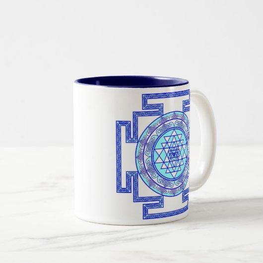keltisches sri yantra zweifarbige tasse (VorderseiteRechts)