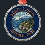 Kenai Fjords Nationalpark Retro Distressed Circle Ornament Aus Metall<br><div class="desc">Kenai Fjords Vektorgrafik Design. Der Park ist ein amerikanischer Nationalpark,  der das Harding Icefield,  seine überfluteten Gletscher,  Küstenfjorde und Inseln unterhält.</div>