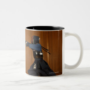 Kendo Fechter, der 2 übt Zweifarbige Tasse