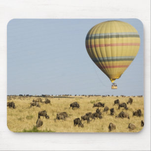 Kenia, Masai Mara. Touristen fahren Heißluftballon Mousepad