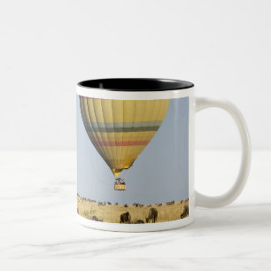 Kenia, Masai Mara. Touristen fahren Heißluftballon Zweifarbige Tasse