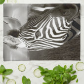 Kenia. Schwarz & Weiß von Zebra und schlicht. Küchentuch (Gefaltet)