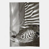 Kenia. Schwarz & Weiß von Zebra und schlicht. Küchentuch (Vertikal)