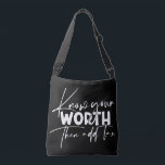 Kennen Sie Ihr Motivierend Zitat Tragetaschen Mit Langen Trägern<br><div class="desc">Know Your Worth Inspirational Motivierend Quote Crossbody Bags bietet moderne Kalligrafie-White-Skripte mit dem lustigen positiven Sprichwort "Know your worth then add tax". Von Evco Studio entworfen www.zazzle.com/store/evcostudio</div>