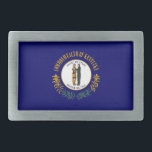 Kentucky: Bluegrass Commonwealth US State Flag Rechteckige Gürtelschnalle<br><div class="desc">Die im Jahr 1918 adoptiert Kentucky-Staatsflagge ist ein einfaches und dennoch mächtiges Symbol für die Geschichte und die Werte des Staat. Es zeigt ein tiefblaues Feld, eine Farbe, die oft mit Loyalität, Weisheit und Ausdauer assoziiert wird. Im Zentrum der Fahne steht das Staat-Siegel, das zwei Figuren darstellt, die die Vergangenheit...</div>