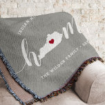 Kentucky Zuhause Staaten Personalisiert Decke<br><div class="desc">Zeigen Sie Zuhause-Staatsstolz mit dieser niedlichen rustikalen grauen Werftdecke mit "Zuhause" in weißer Kalligraphie-Schrift, die mit einer Silhouette des Staat von Kentucky für den Buchstaben "O" stehend ist. Eine rote Herzanzeige in der Staat-Karte vervollständigt das Design; Sie können die Herzposition in Ihrer Zuhause-Stadt ändern, indem Sie das Design-Tool öffnen und...</div>