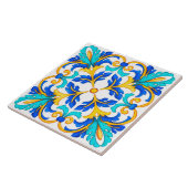 Keramik im mediterranen Blumenstil. Fliese (Seite)