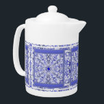 Keramik Lace Blue of Greece<br><div class="desc">Der Spitzendruck hat zu einem Keramik-Effekt für dieses feine Muster mit einigen Inlays von Perlen oder Cabochons (gezeichnet) hinzugefügt. Hier in Blau von Griechenland (eine berühmte Farbe in den griechischen Kykladen), dieses Muster existiert auch in hellgrau, hellblau und schwarz in anderen meiner Sammlungen. Ein fein gefertigter und origineller Stil für...</div>