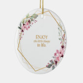 Keramik Ornament mit Blume und eine kleine Note. (Rechts)