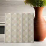 Keramik-Tile mit Beige-Floating Circles Fliese<br><div class="desc">Auf diesem Kachel scheinen die Kreise in Beige auf einem Skulpturenhintergrund zu schweben. Originelles Design des internationalen Künstlers Judi Suni Hall für Gingezel.</div>