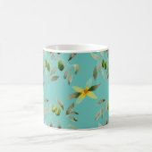 Keramikbecher mit Olivenmuster auf hellblauem Grun Kaffeetasse (Mittel)