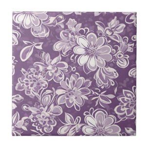 Keramikfliese mit einem lila Blumenmuster