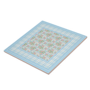Keramikfliese mit Hundsrosenblüten und blauen Karo