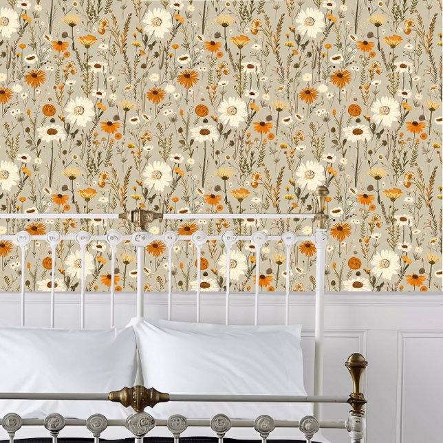 Kerne Orange und Weiße Wildblumen Tapete (Cottagecore Orange and White Wildflowers Wallpaper behind a white metal bed frame. 
)