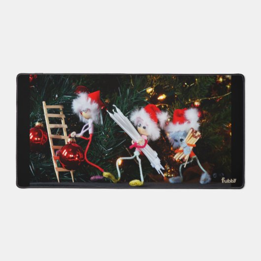 Kerstsfeer met Fubby's die de decoratie verzorgen. Schreibtischunterlage (Vorderseite)