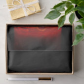 Kerze auf schwarzem Hintergrund Seidenpapier (Geschenk)