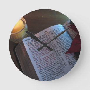 Kerze, Bibel und Poinsetta Runde Wanduhr
