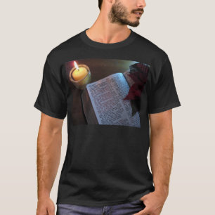 Kerze, Bibel und Poinsetta T-Shirt