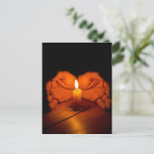 Kerze, Hände, Flamme, Holz. Postkarte (Stehend Vorderseite)