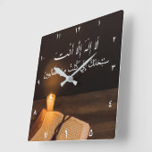 Kerze und Koran mit Perle im dunklen Raum Quadratische Wanduhr (Winkel)