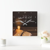 Kerze und Koran mit Perle im dunklen Raum Quadratische Wanduhr (Zuhause)