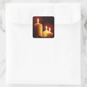 Kerzen mit rötlichem Glühen, Friedlich Quadratischer Aufkleber (Tasche)