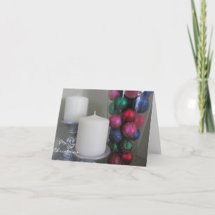 Kerzen und farbenfrohe Weihnachtsdekorationen Feiertagskarte