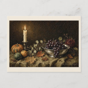 Kerzenbeleuchtetes Herbststilleben mit Trauben Postkarte