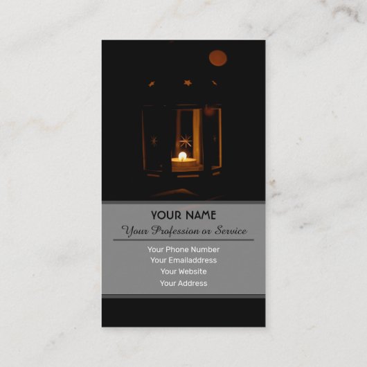 Kerzenlicht beleuchtet die dunkle Visitenkarte (Rückseite)