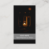 Kerzenlicht beleuchtet die dunkle Visitenkarte (Vorderseite)