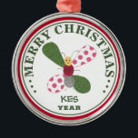 Kes's Whimsical Butterfly Collage Weihnachten Ornament Aus Metall<br><div class="desc">Kes' wunderschöner imaginärer Schmetterling, ein wohltuendes Garteninsekt. Einfach mit einem Namen zu personalisieren!Dieses skurrile Fehlerdesign stammt von einer originalen Collage-Kunst von Kes. Die Kunst zeichnet sich durch lebhafte Farben und Muster aus. Für diejenigen, die LIEBE Bugs! Macht ein großartiges Geschenk zum Geburtstag, Weihnachten, JEDER Tag. Design ist auch für Hunderte...</div>