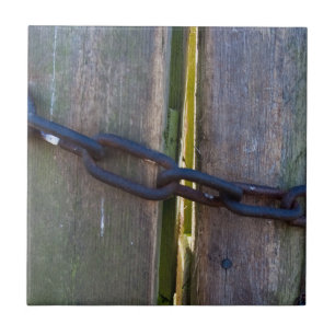 Kette auf Holz Fliese