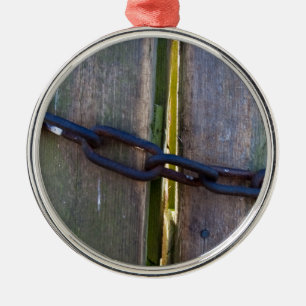 Kette auf Holz Silbernes Ornament