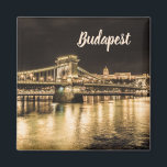 Kettenbrücke Budapest am Abend mit Buda Castle Magnet<br><div class="desc">Kettenbrücke Budapest an der Nacht mit Budaer Burg Ungarn Geschenk Urlaub Souvenir oder Geschenk für Reisende.</div>