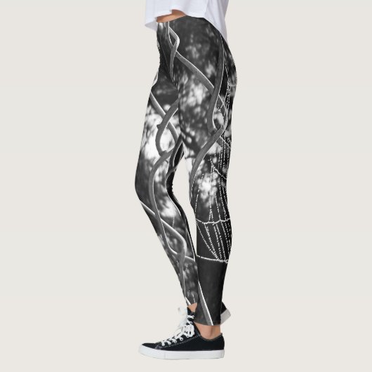 Kettenverbindungszaun und Spinnennetz Leggings (Links)