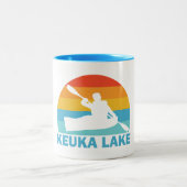 Keuka Lake New York Kayak Zweifarbige Tasse (Mittel)
