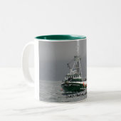 Kevleen K, Krabben-Boot im niederländischen Hafen, Zweifarbige Tasse (Vorderseite Links)