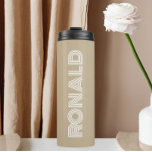 Khaki Modern Typografy Personalisiert Name Thermosbecher<br><div class="desc">Behalt warme und kalte Getränke mit diesem trendigen,  isolierten Thermalwäscher,  der eine Khaki-Farbe ist,  zusammen mit dem Namen,  der in Weiß,  moderner Typografie gedruckt wurde. Bearbeiten Sie Ihren Thermalwäscher und ersetzen Sie den Namen mit dem gewünschten Namen. Ideal für ein Geburtstagsgeschenk,  Hochzeitsgeschenk,  Trauzeuge,  etc.</div>