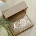Khaki Solid Color Stylized Monogram Manschetten Knöpfe<br><div class="desc">Ein Paar silber plattierter, runder Manschetten für den modischen Mann, der sein Outfit mit einer trendigen, khaki-Farbe, mit seinem Namen in weiß, Großbuchstaben und mit weißen, stilisierten Initialen überlagert. Personalisieren Sie Ihre Cufflinks, indem Sie den Namen und die Initialen nach Belieben bearbeiten und ersetzen. Ein klassisches Geschenk zum Geburtstag, Vatertag,...</div>