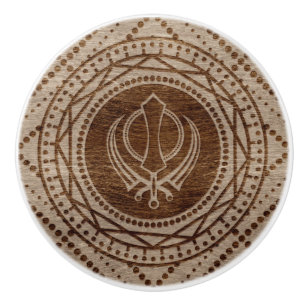 Khanda Symbol auf hölzerner Beschaffenheit Keramikknauf