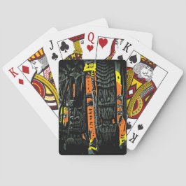 Ki-Statue im hawaiianischen Stil mit bunten Spielk Spielkarten