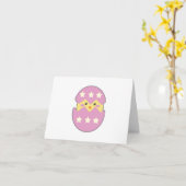 Kiche, die aus dem Lila Ei-BLANK kommt Karte (Gelbe Blume)