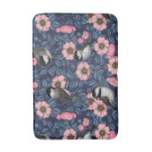 Kichererbsen in wilder Rose in Rosa und Blau Badematte (Vorderseite Vertikal)