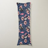 Kichererbsen in wilder Rose in Rosa und Blau Seitenschläferkissen (Vorderseite Vertikal)