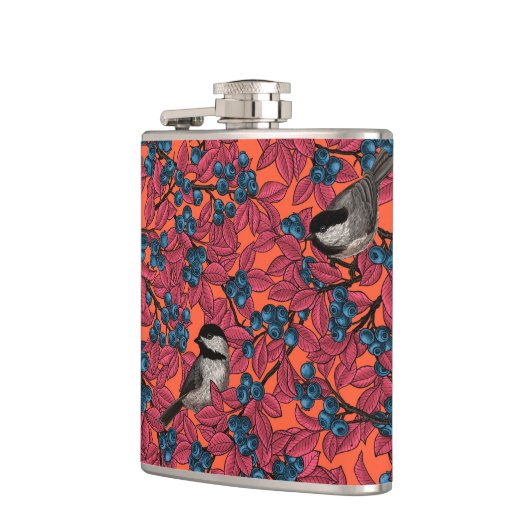 Kichervögel auf Blaubeeren-Ästen auf Orange Flachmann (Links)