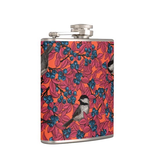 Kichervögel auf Blaubeeren-Ästen auf Orange Flachmann (Rechts)