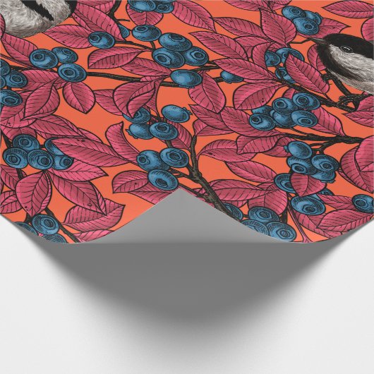 Kichervögel auf Blaubeeren-Ästen auf Orange Geschenkpapier (Ecke)