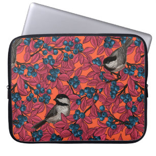 Kichervögel auf Blaubeeren-Ästen auf Orange Laptopschutzhülle