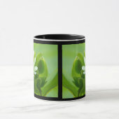 Kicherwelse Blume, Schwarze Rahmen Tasse (Zentrum)