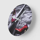 Kick Deine Schuhe auf den Schienen ab. Runde Wanduhr (Winkel)